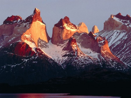 Torres del paine bañadas de sol